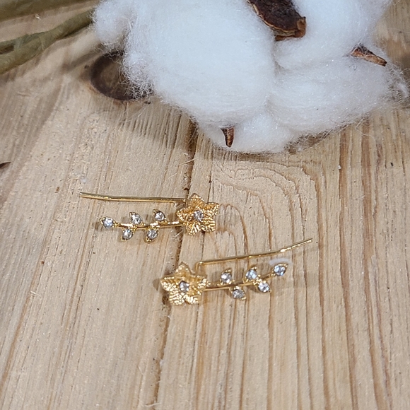 ✨️✨️NEW✨️✨️STUNNING!! FLOWER Ear Climber Earrings with Tiny CZ'S in GOLD Plating - Picture 7 of 14